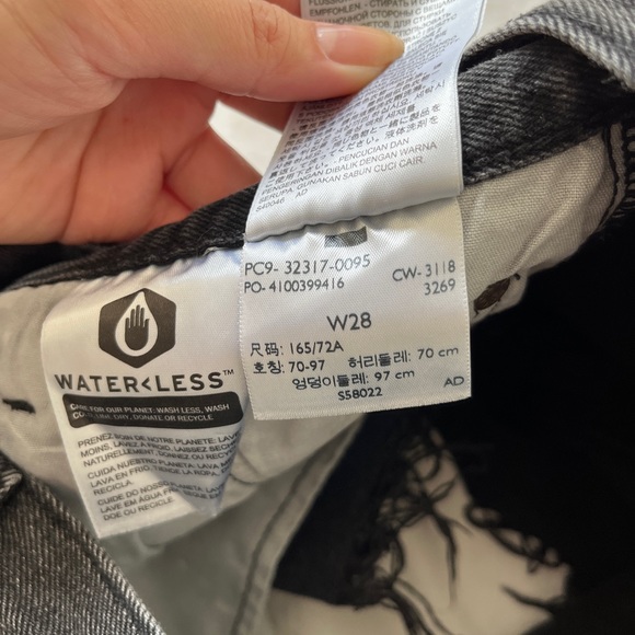 levi’s black wash denim shorts - Picture 2 of 3